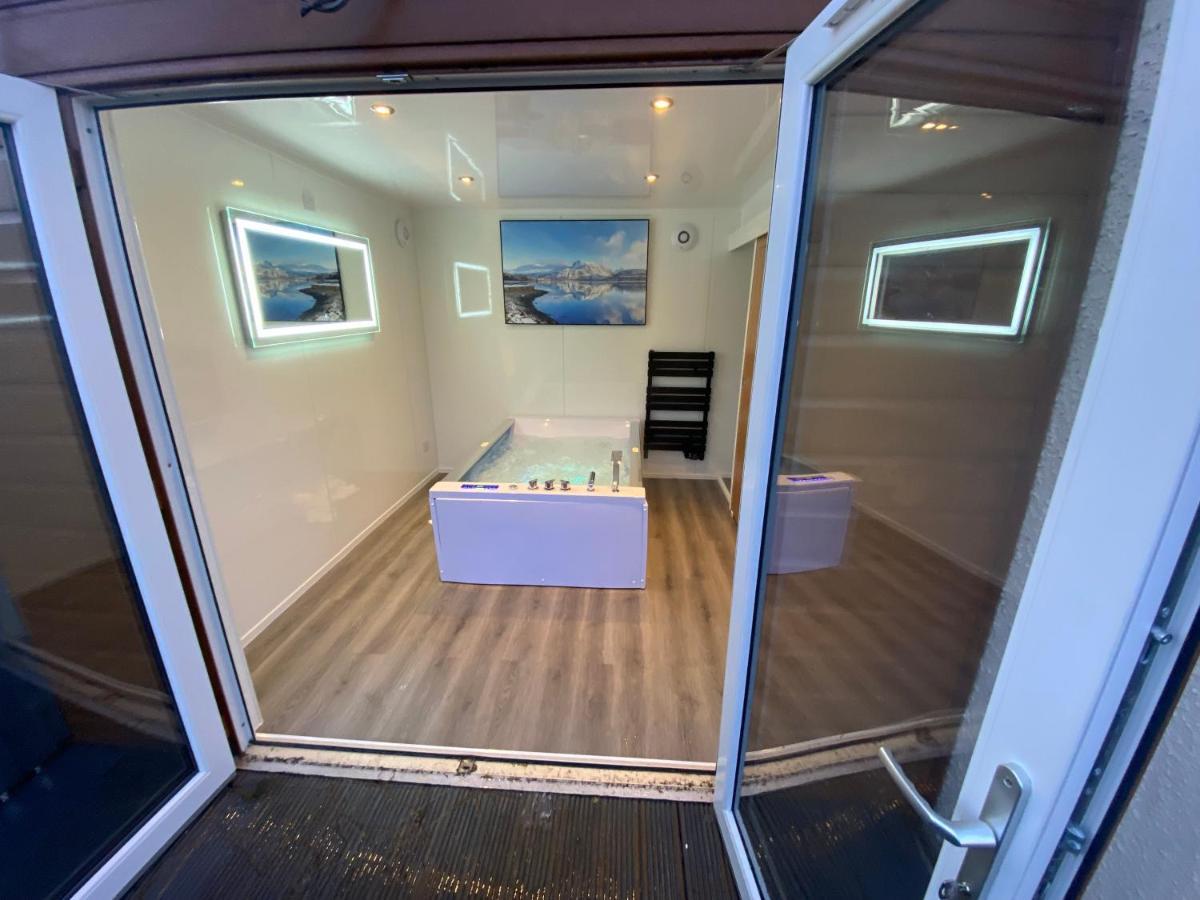 Highland Stays - Ben View Room & Jacuzzi Bath Fort William Bagian luar foto