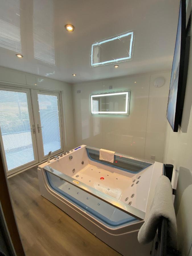 Highland Stays - Ben View Room & Jacuzzi Bath Fort William Bagian luar foto
